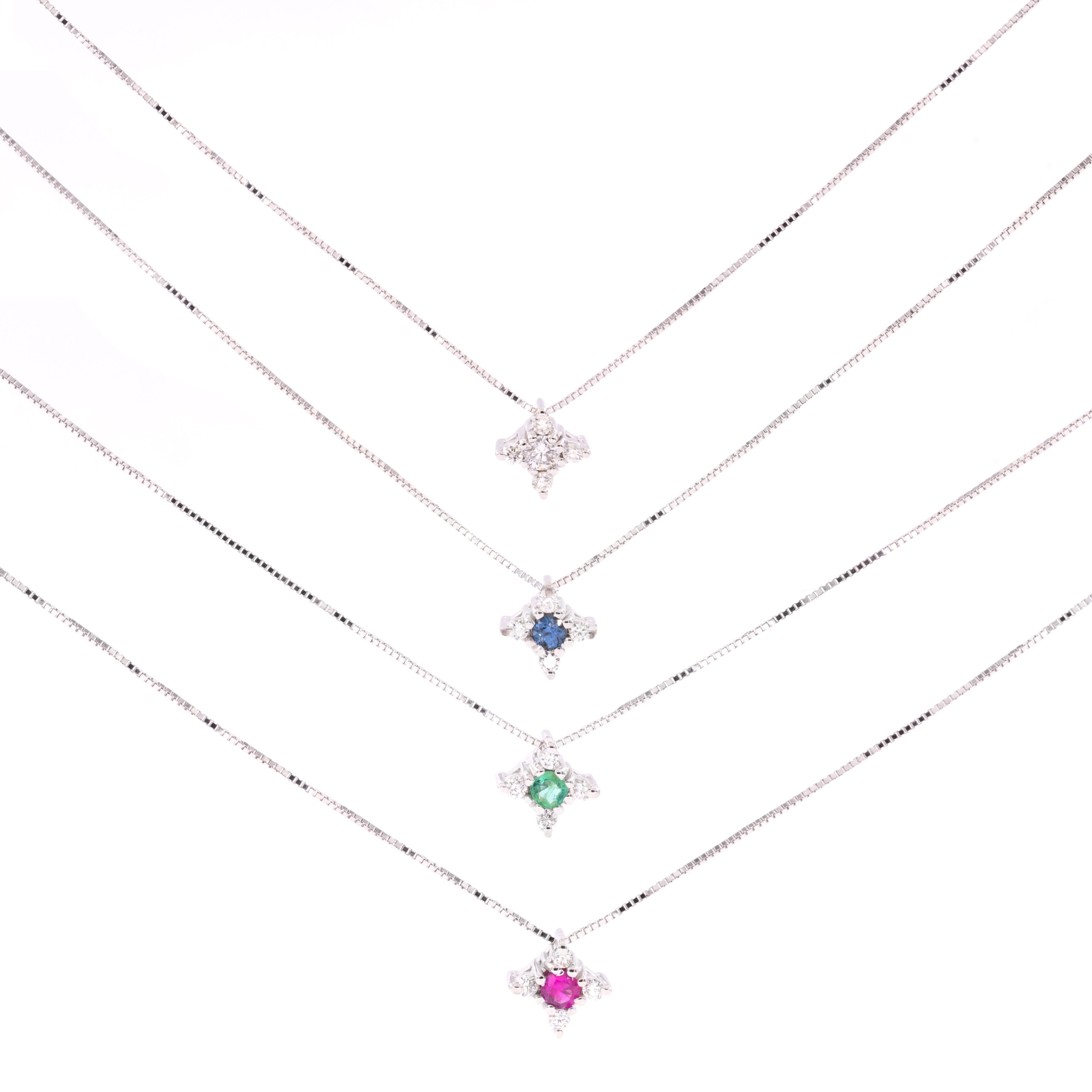 Collana con croce piccola con zaffiro e diamanti
